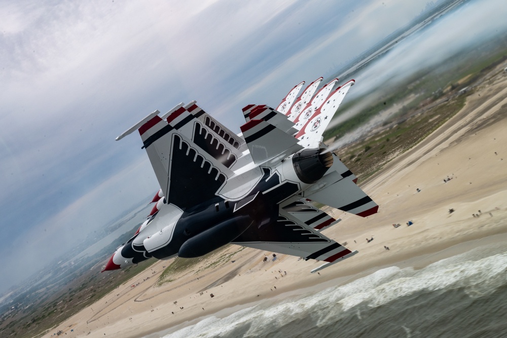 Thunderbirds roar over Jones Beach