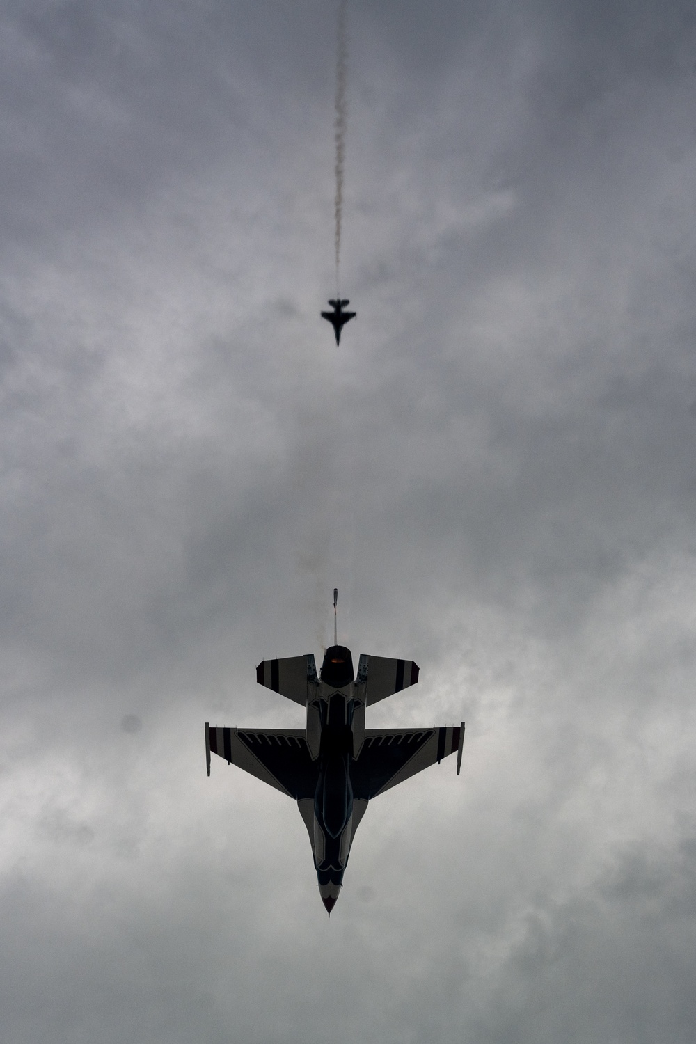 Thunderbirds roar over Jones Beach