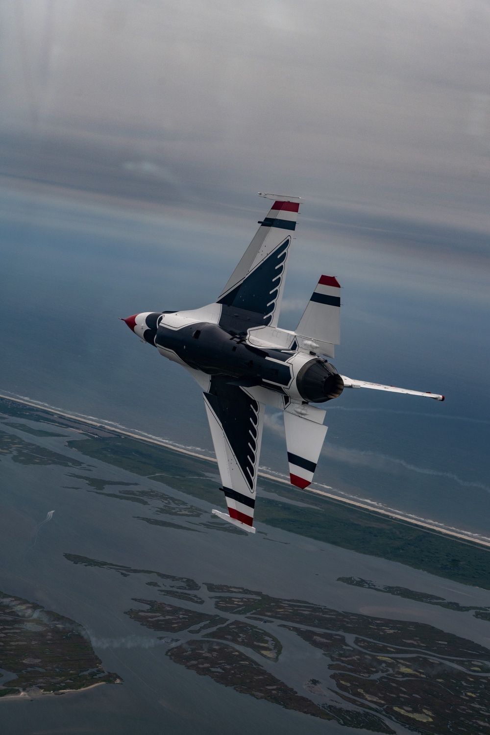 Thunderbirds roar over Jones Beach