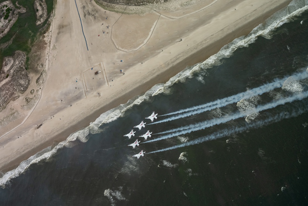 Thunderbirds roar over Jones Beach