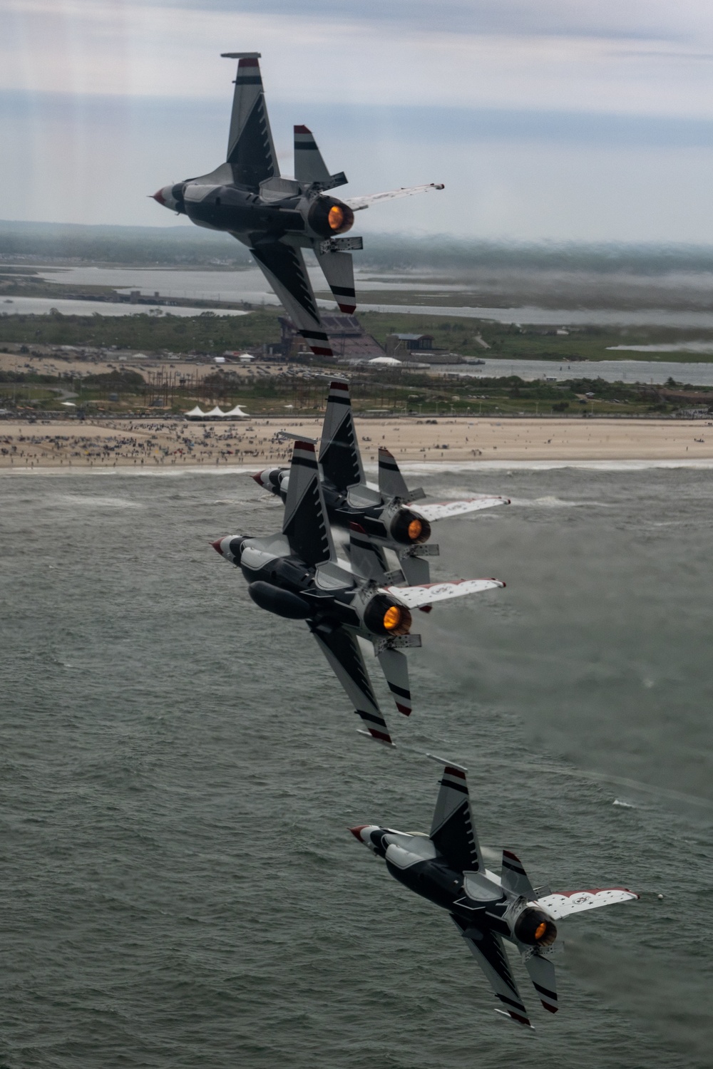 Thunderbirds roar over Jones Beach