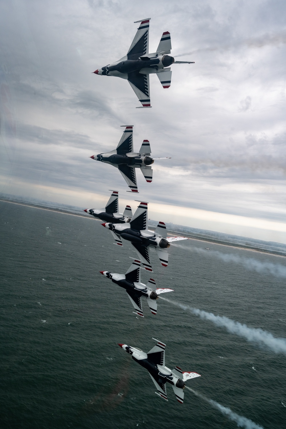 Thunderbirds roar over Jones Beach