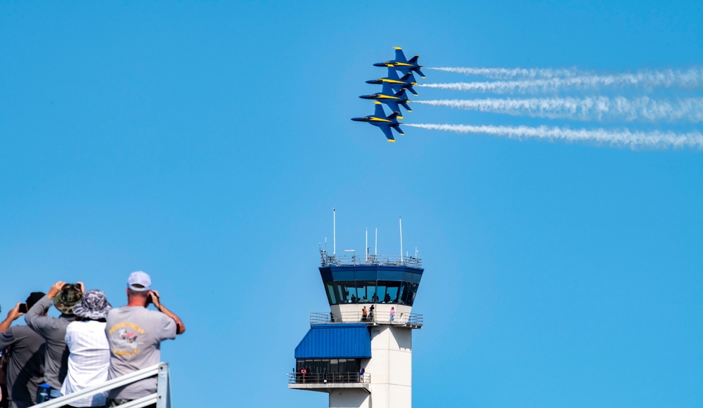 DVIDS - Images - U.S. Navy Blue Angels Perform at Air Show [Image 18 of 22]