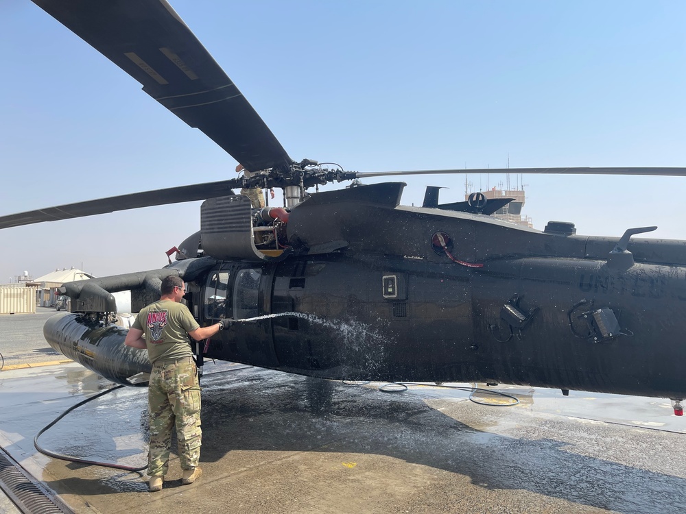 3-142nd AHB Crew Chiefs Conduct Daily Maintenance in Kuwait