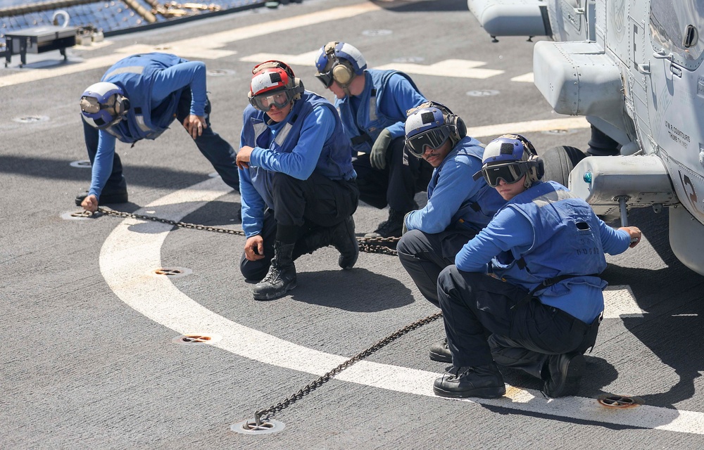 USS Barry (DDG 52) Conducts Flight Operations in the Philippine Sea