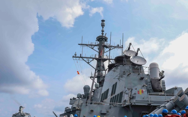 USS Higgins Conducts RAS With USNS Big Horn