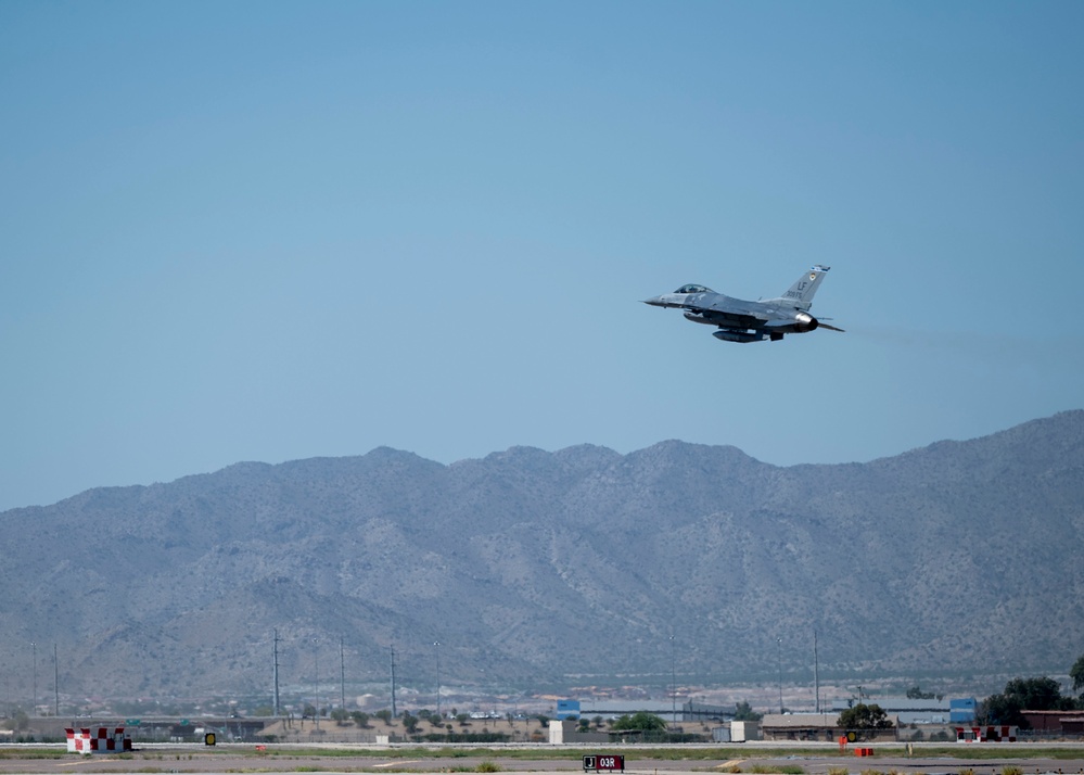 Luke AFB retires Block 25 F-16 aircraft