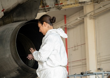 Aircraft maintainers work on E-8C Joint STARS engine
