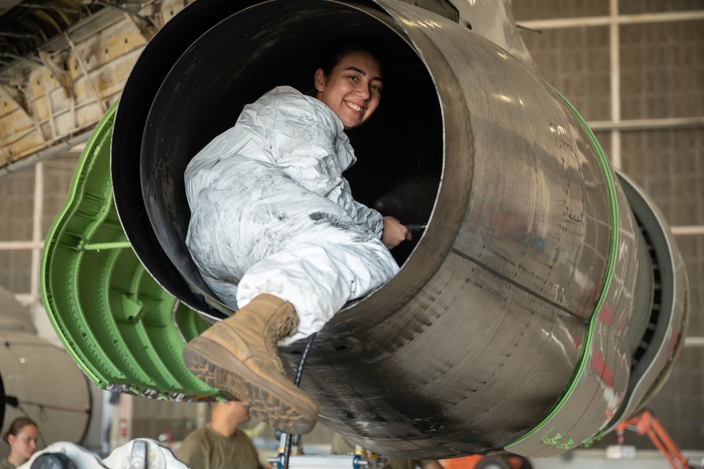 DVIDS - Images - Aircraft maintainers work on E-8C Joint STARS engine ...