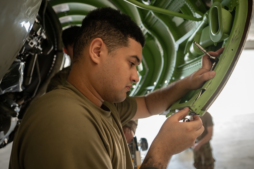 Aircraft maintainers work on E-8C Joint STARS engine