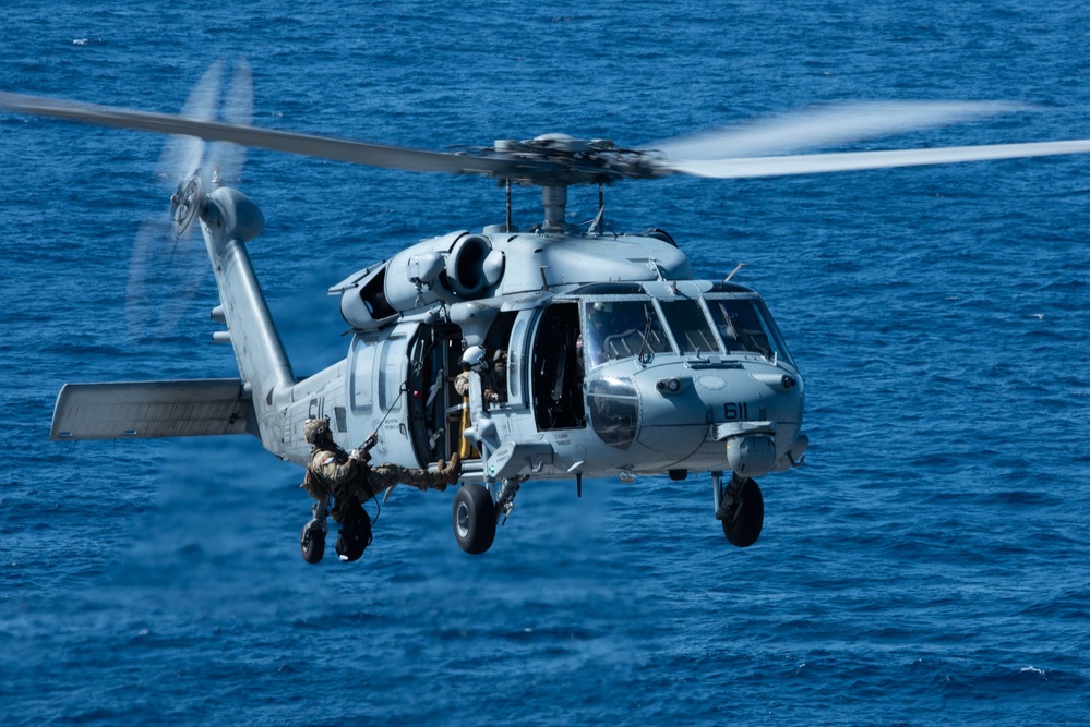 USS Ronald Reagan (CVN 76) conducts a helicopter rope suspension technique exercise