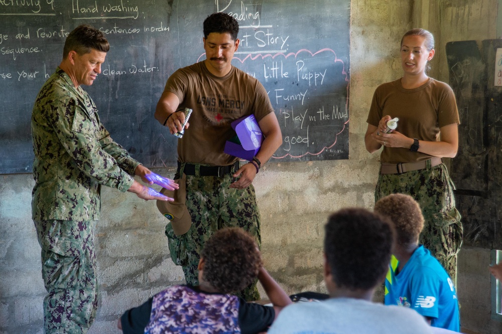 Pacific Partnership 2022 teaches handwashing at Dala Primary School