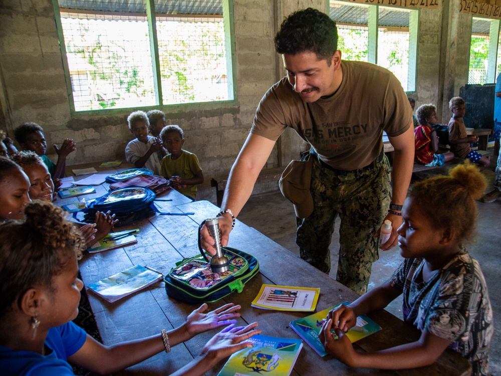 Pacific Partnership 2022 teaches handwashing at Dala Primary School