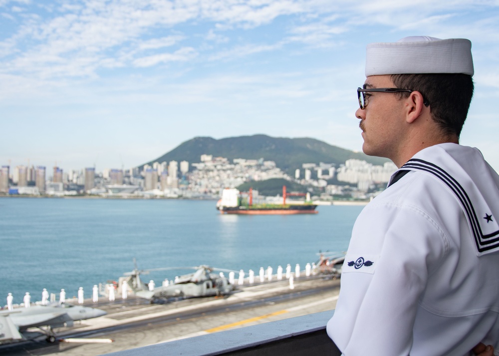 USS Ronald Reagan (CVN 76) pulls into Busan