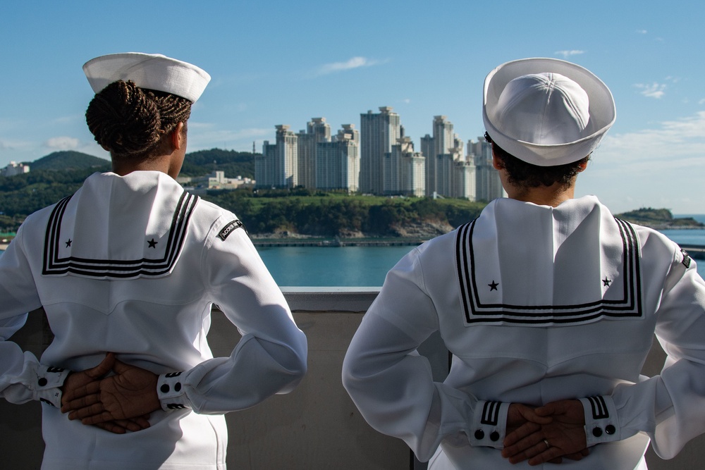 USS Ronald Reagan (CVN 76) pulls into Busan