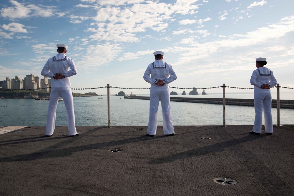 USS Ronald Reagan (CVN 76) pulls into Busan