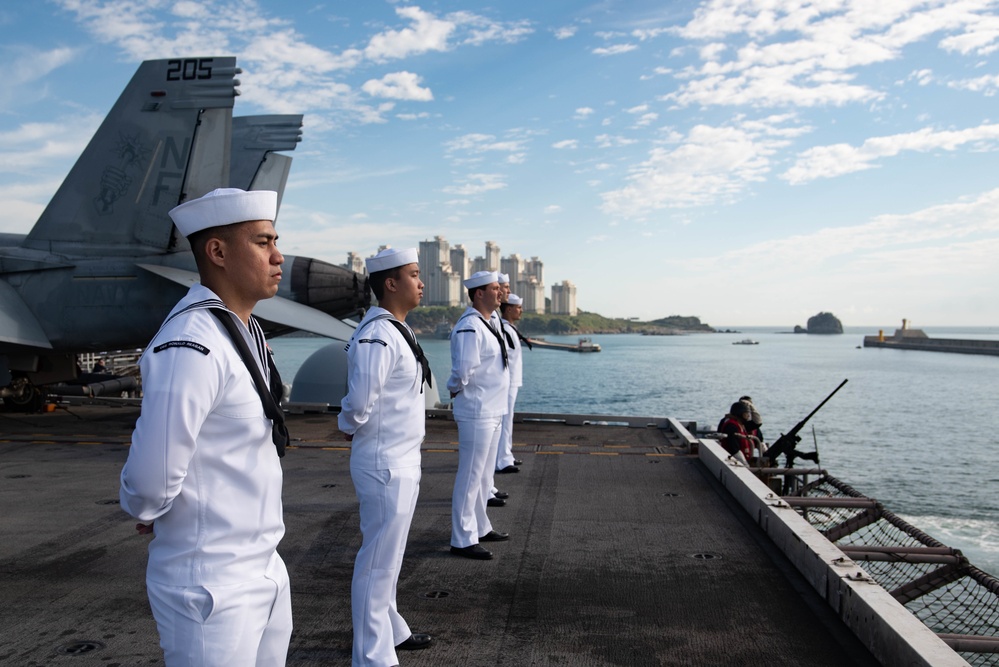 USS Ronald Reagan (CVN 76) pulls into Busan