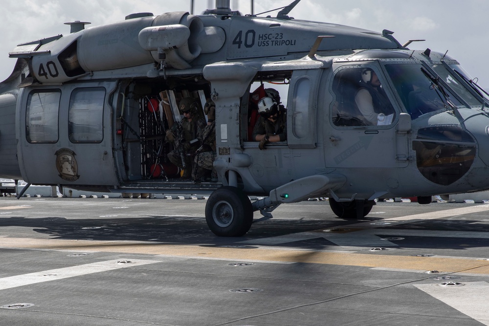 HSC-23 and VMM-262 (Reinforced) Fly From USS Tripoli