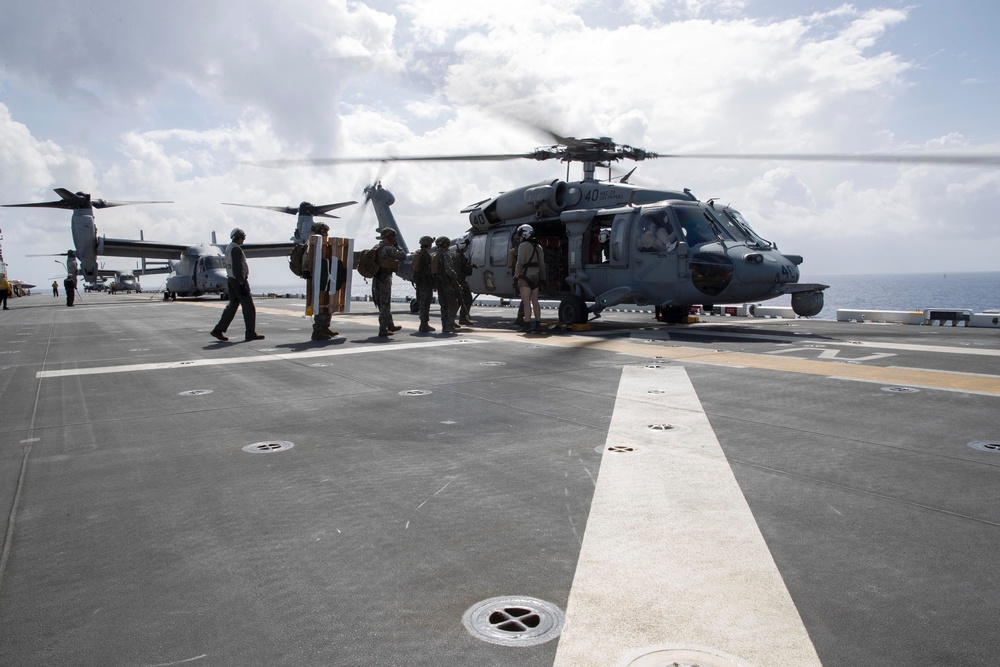 HSC-23 and VMM-262 (Reinforced) Fly From USS Tripoli