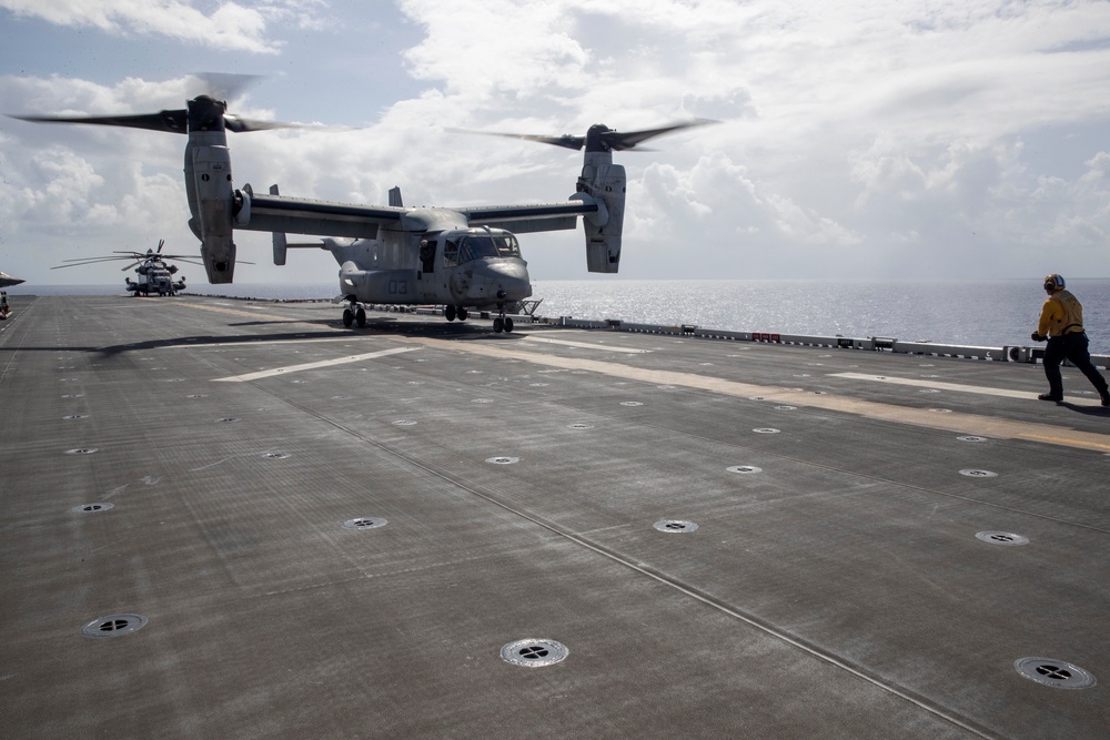 HSC-23 and VMM-262 (Reinforced) Fly From USS Tripoli