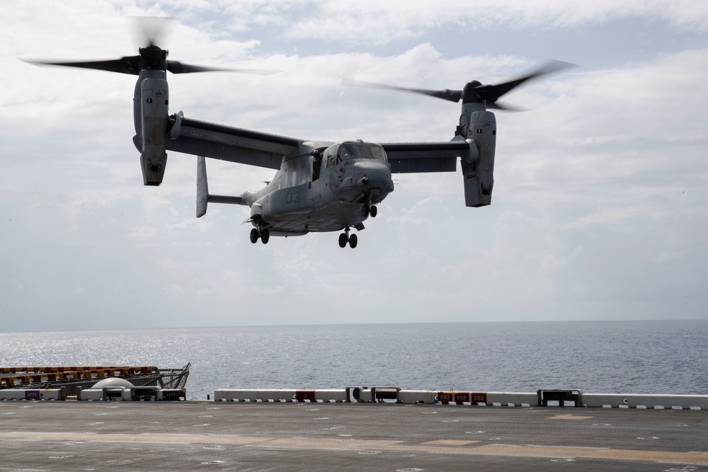 HSC-23 and VMM-262 (Reinforced) Fly From USS Tripoli