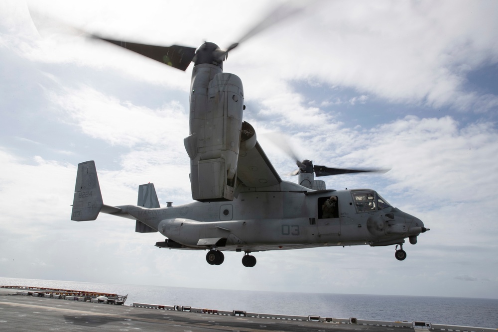 HSC-23 and VMM-262 (Reinforced) Fly From USS Tripoli