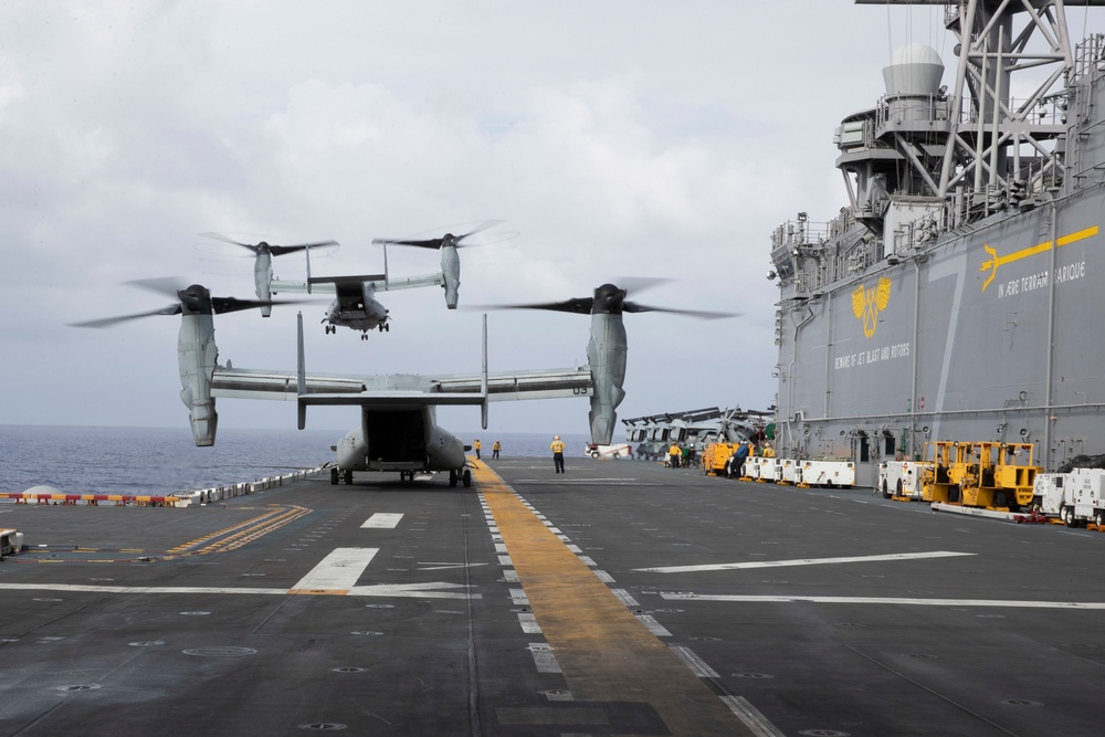 HSC-23 and VMM-262 (Reinforced) Fly From USS Tripoli