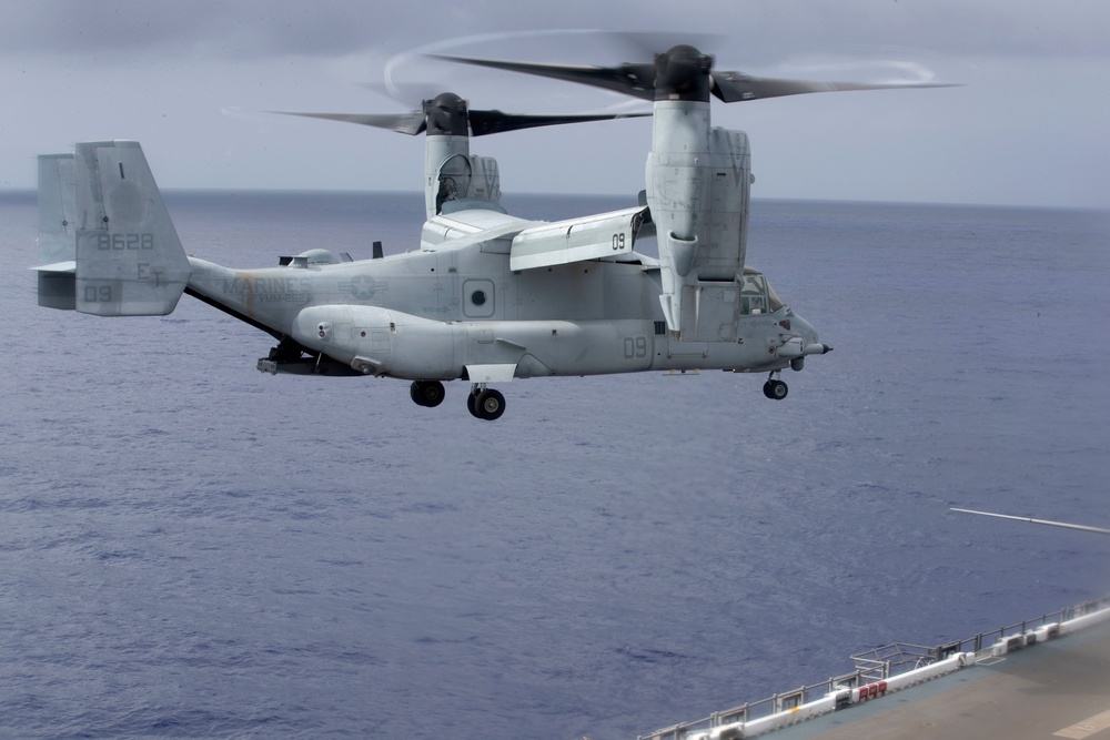 HSC-23 and VMM-262 (Reinforced) Fly From USS Tripoli