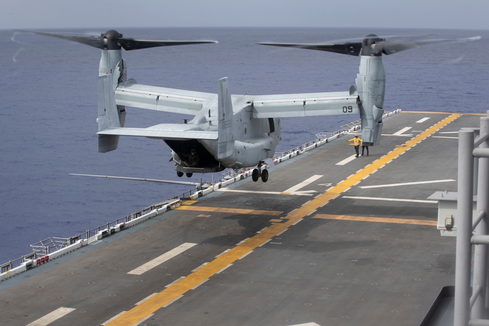 HSC-23 and VMM-262 (Reinforced) Fly From USS Tripoli