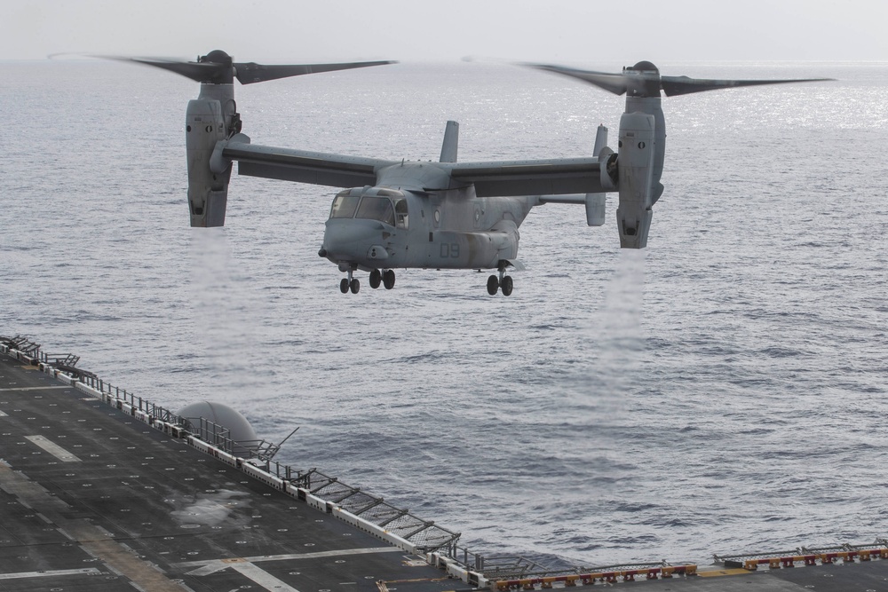 HSC-23 and VMM-262 (Reinforced) Fly From USS Tripoli