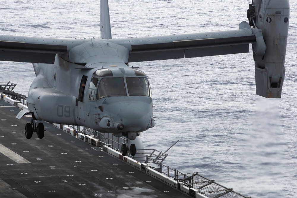 HSC-23 and VMM-262 (Reinforced) Fly From USS Tripoli