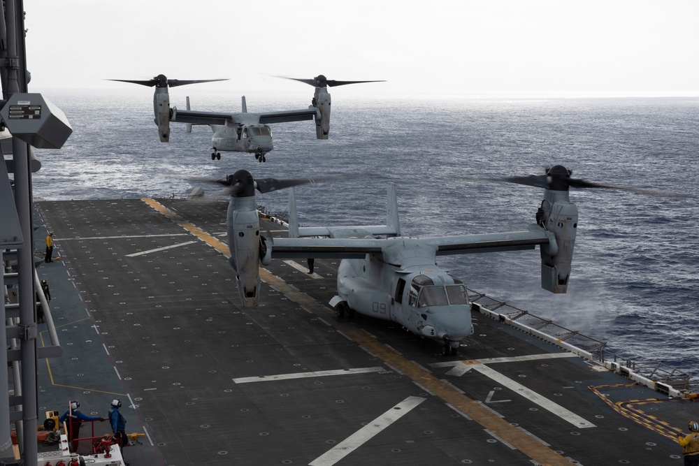 HSC-23 and VMM-262 (Reinforced) Fly From USS Tripoli