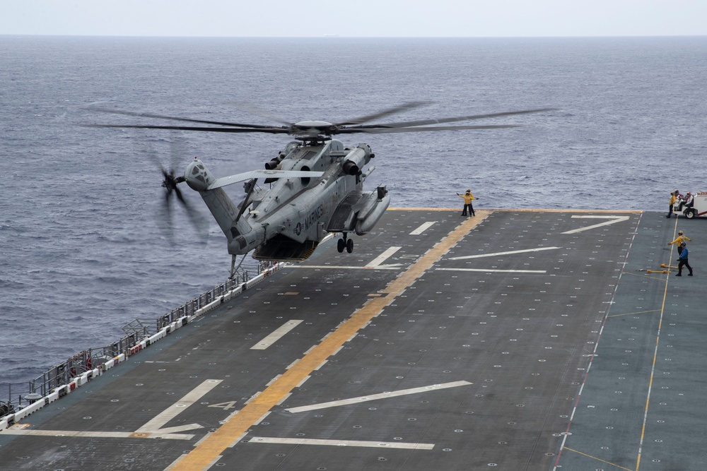 HSC-23 and VMM-262 (Reinforced) Fly From USS Tripoli