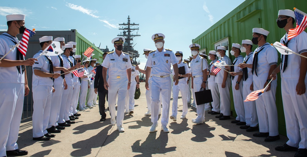 USS Ronald Reagan (CVN 76) pulls into Busan, Republic of Korea