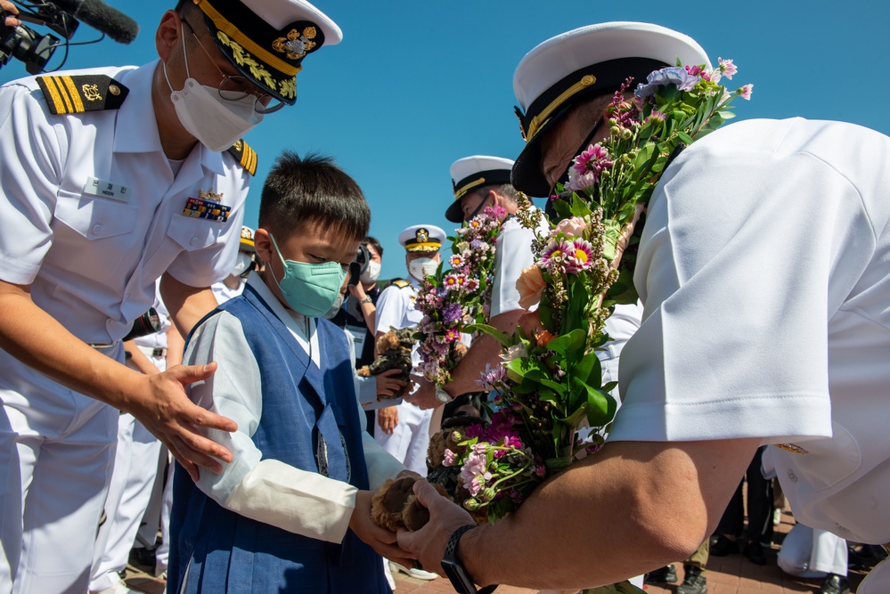 USS Ronald Reagan (CVN 76) pulls into Busan, Republic of Korea