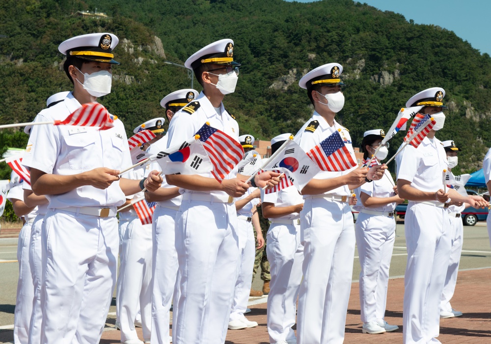 USS Ronald Reagan (CVN 76) pulls into Busan, Republic of Korea