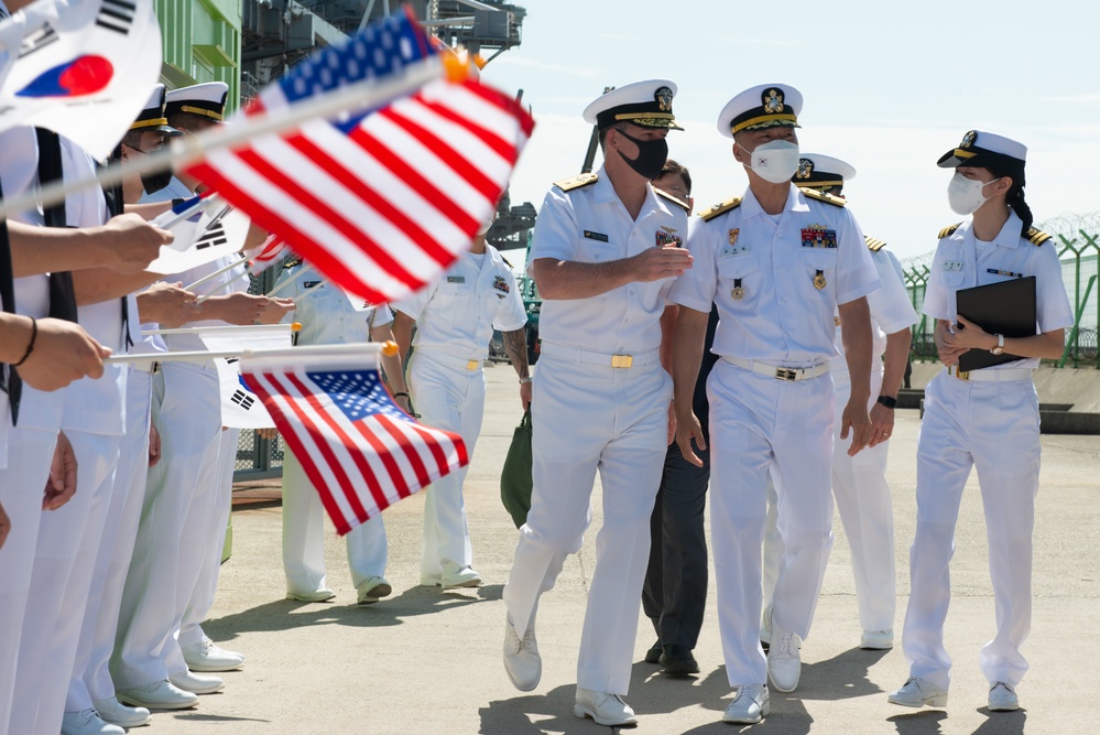USS Ronald Reagan (CVN 76) pulls into Busan, Republic of Korea
