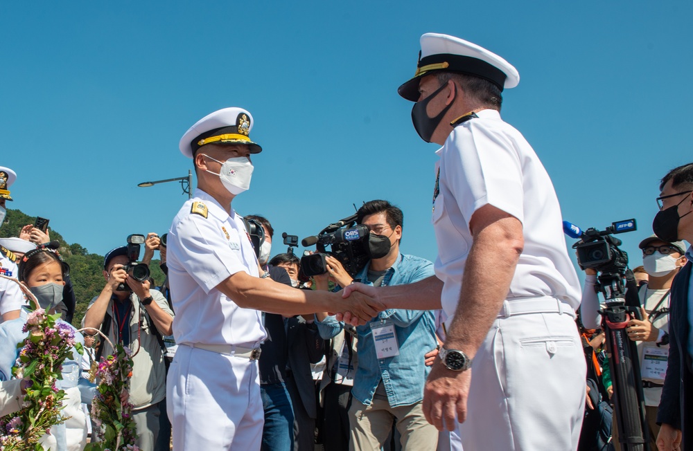 USS Ronald Reagan (CVN 76) pulls into Busan, Republic of Korea