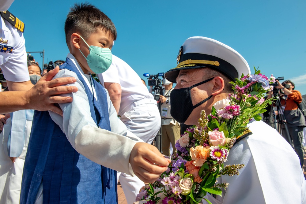 USS Ronald Reagan (CVN 76) pulls into Busan, Republic of Korea
