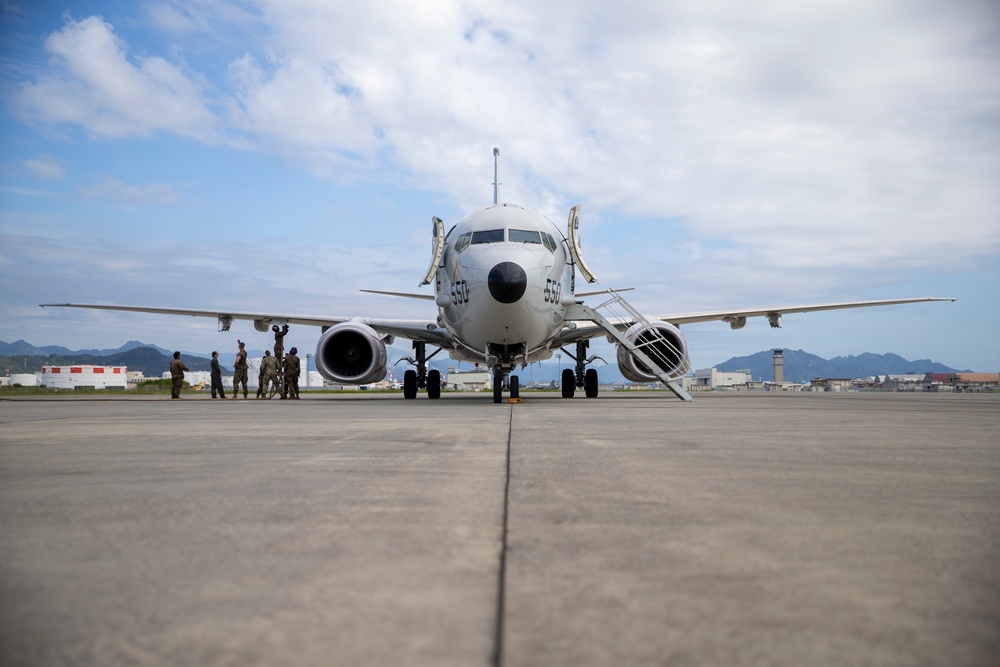 Marines with MWSS-171 refuel P-8A Poseidon