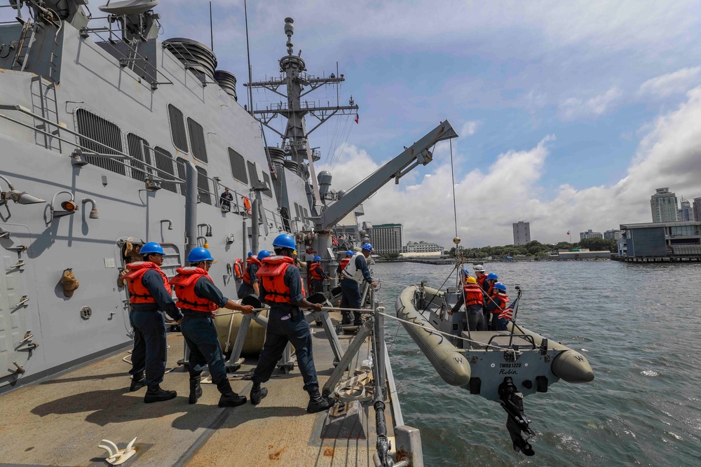 USS Higgins Conducts Small Boat Operations