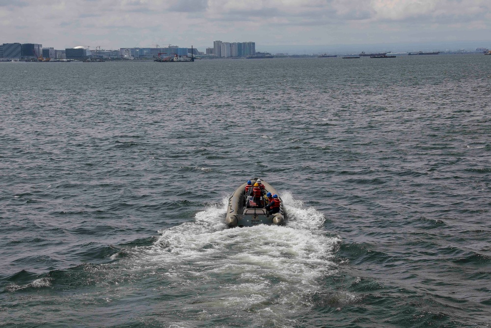 USS Higgins Conducts Small Boat Operations