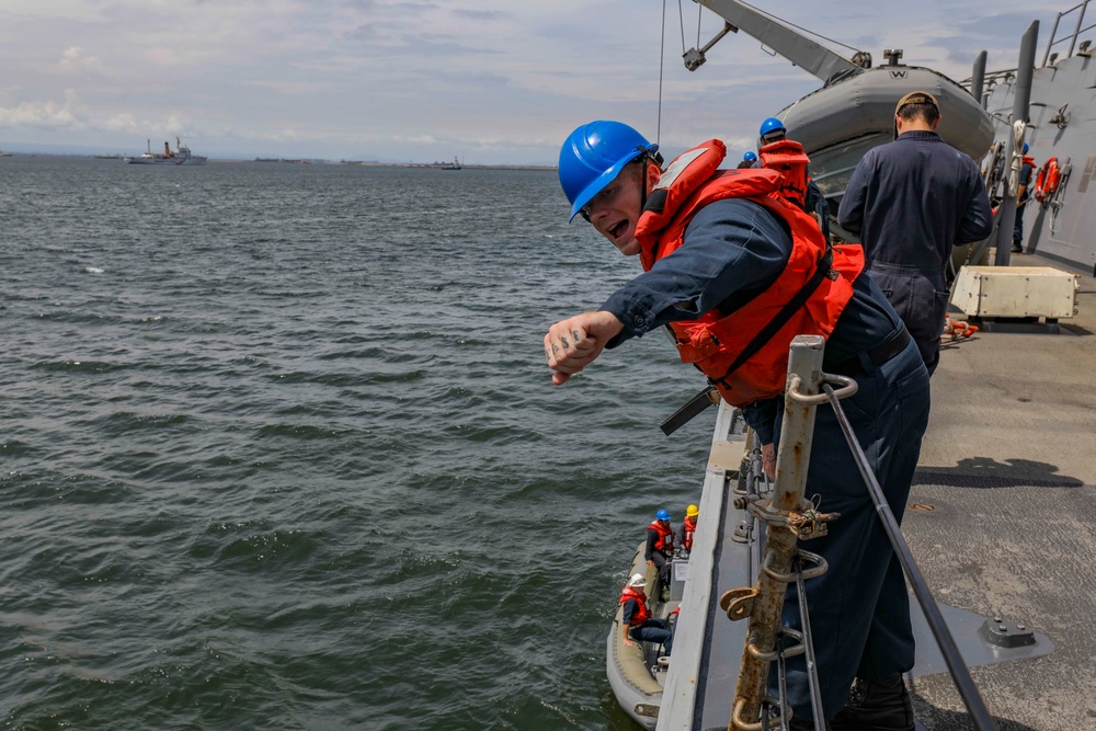 USS Higgins Conducts Small Boat Operations