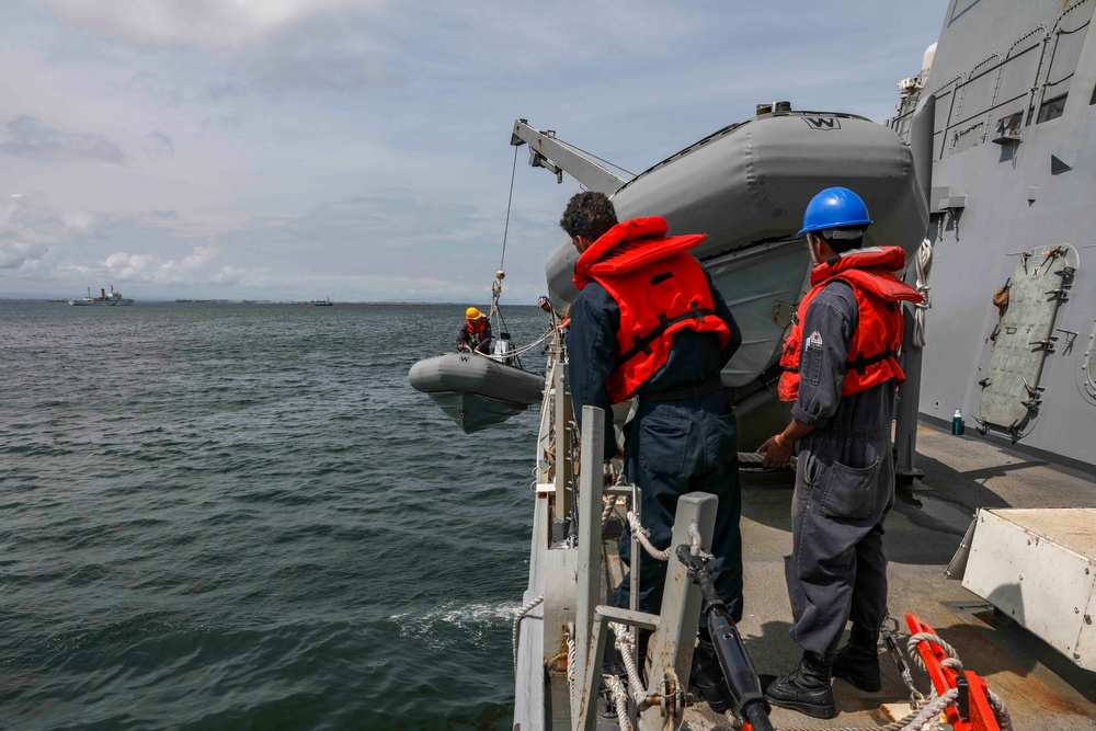 USS Higgins Conducts Small Boat Operations