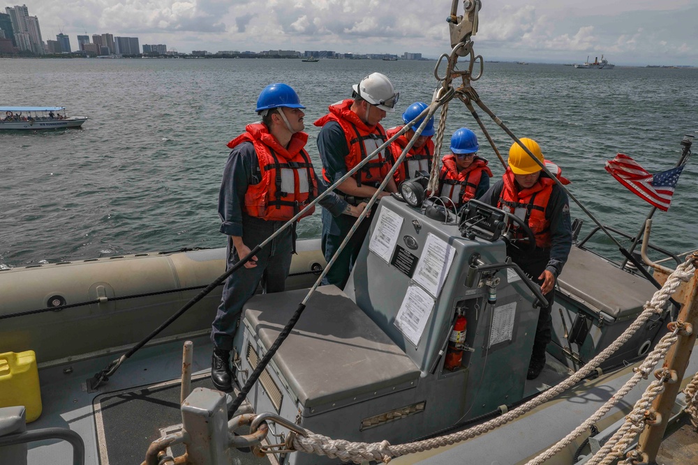 USS Higgins Conducts Small Boat Operations