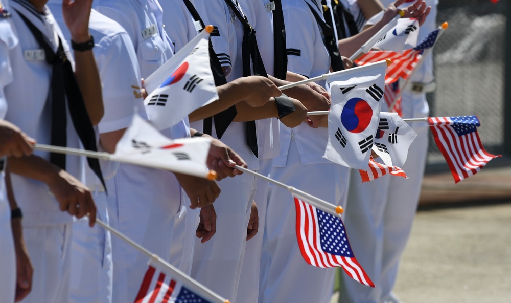 USS Ronald Reagan (CVN 76) Pulls in to Busan, Republic of Korea