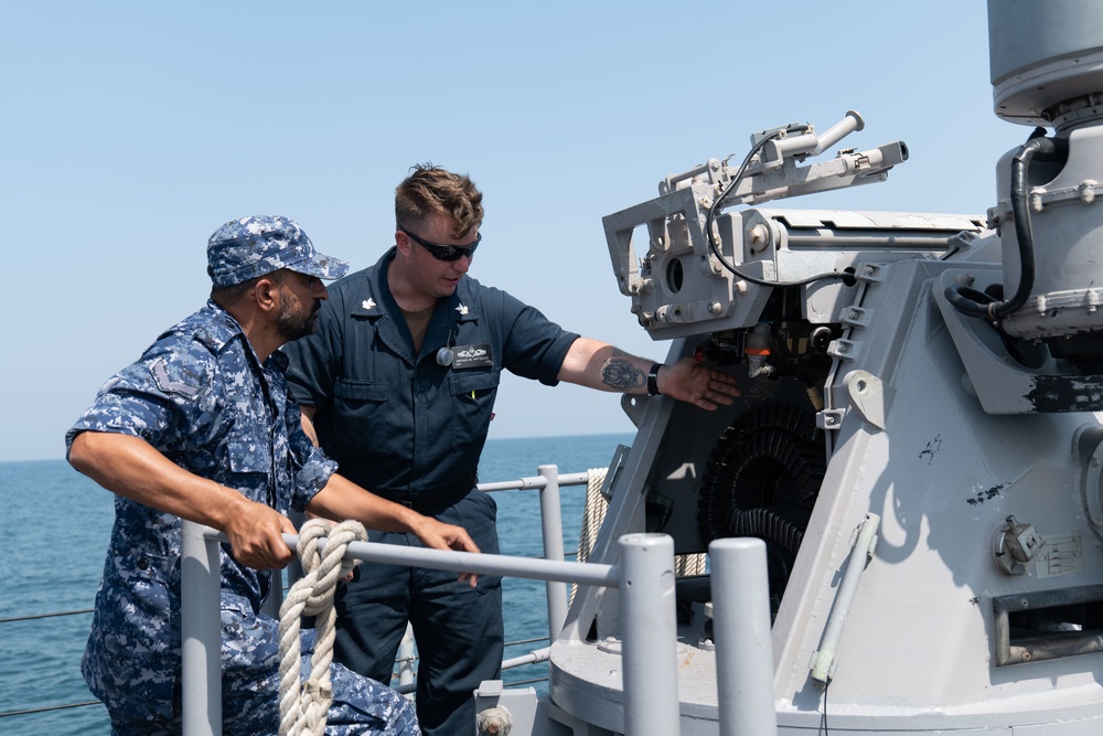 Bahrain, U.S. Sharpen Maritime Skills at Sea
