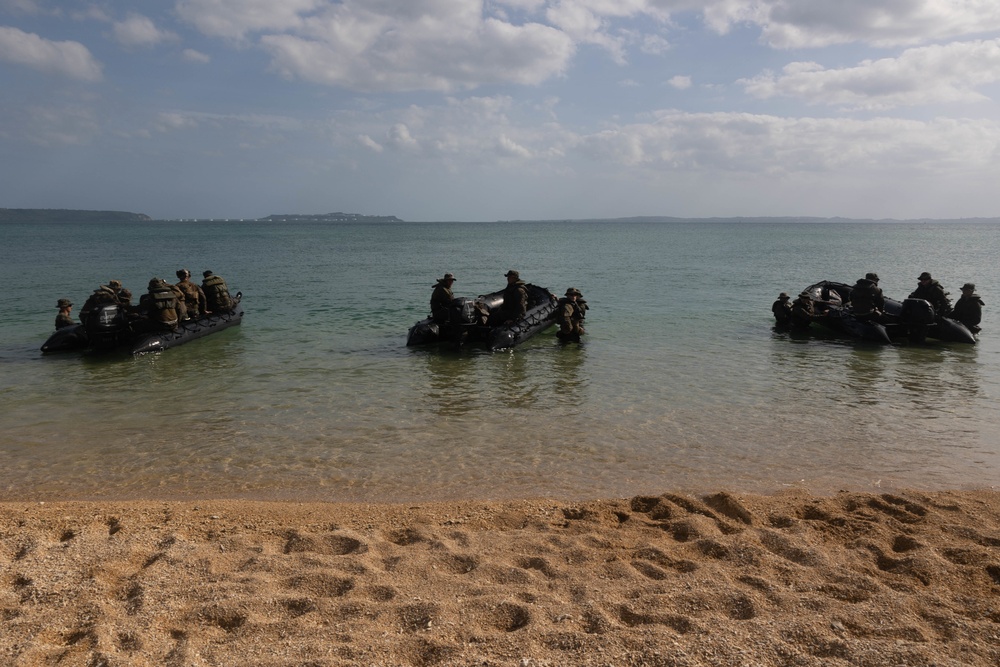 III MEF EOTG conducts littoral maneuver training