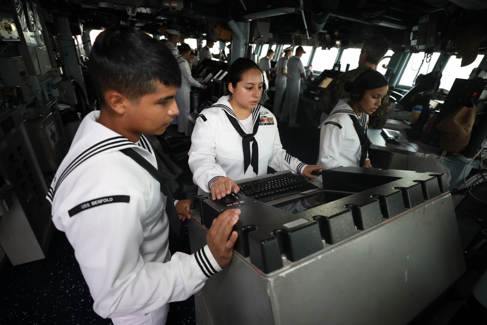 Benfold Operations Specialists Monitor Surface Contacts