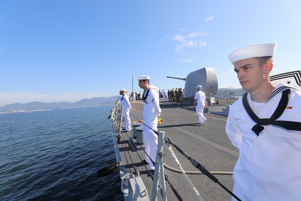 Benfold Sailors Man the Rails